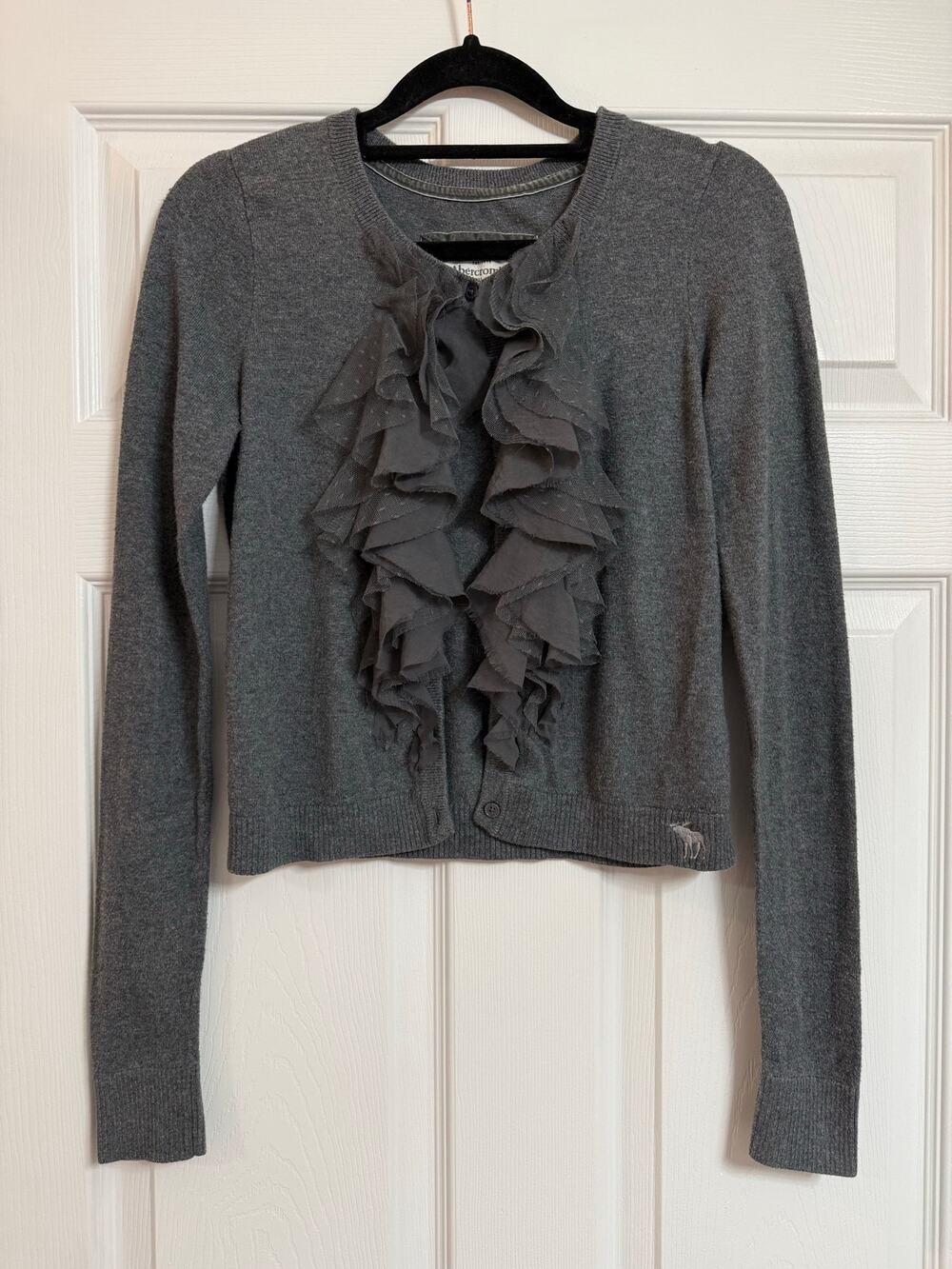 Late Y2K/Early 2010 Womenโs Abercrombie & Fitch Dark Gray Ruffle Cardigan Medium